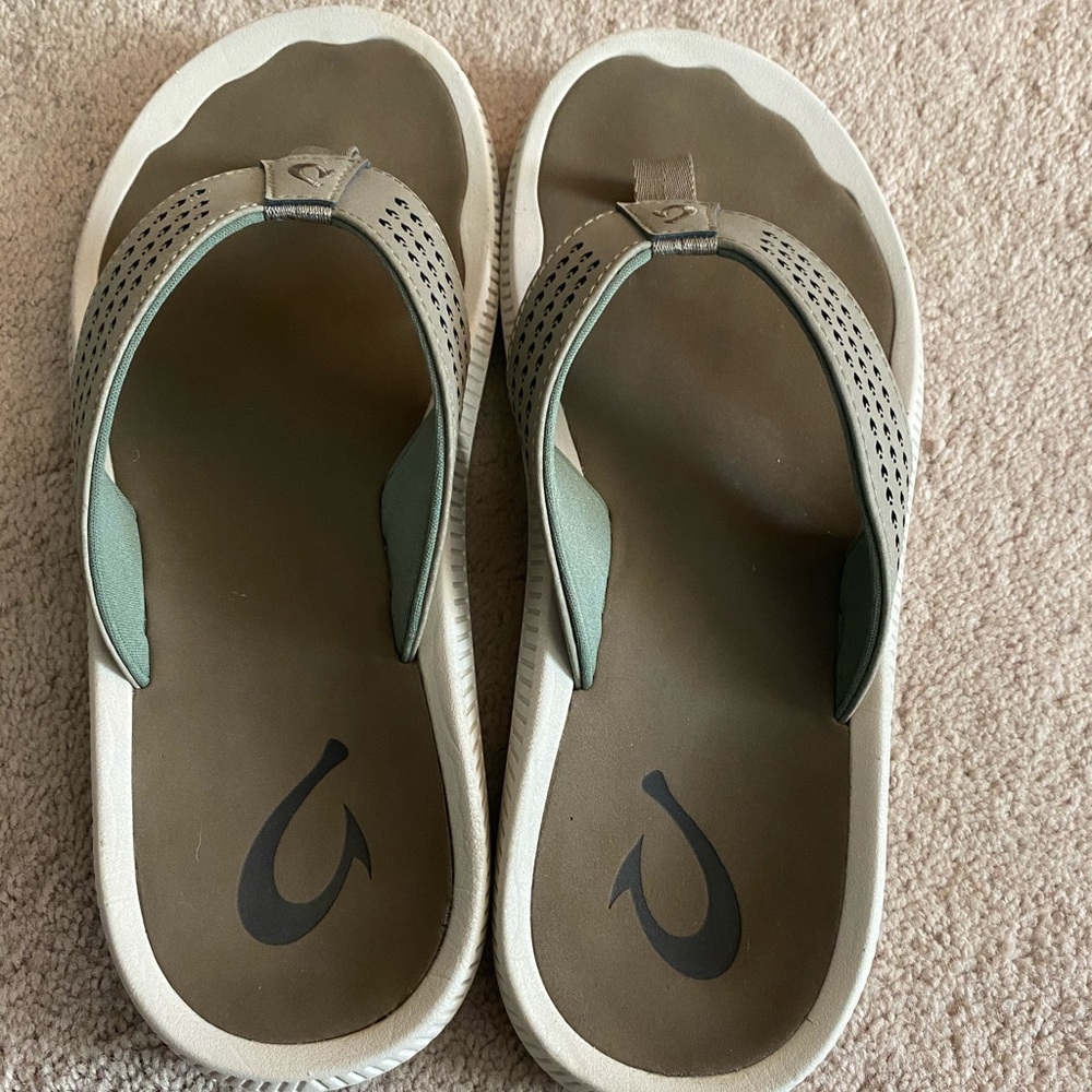 OluKai Ulele Size 9